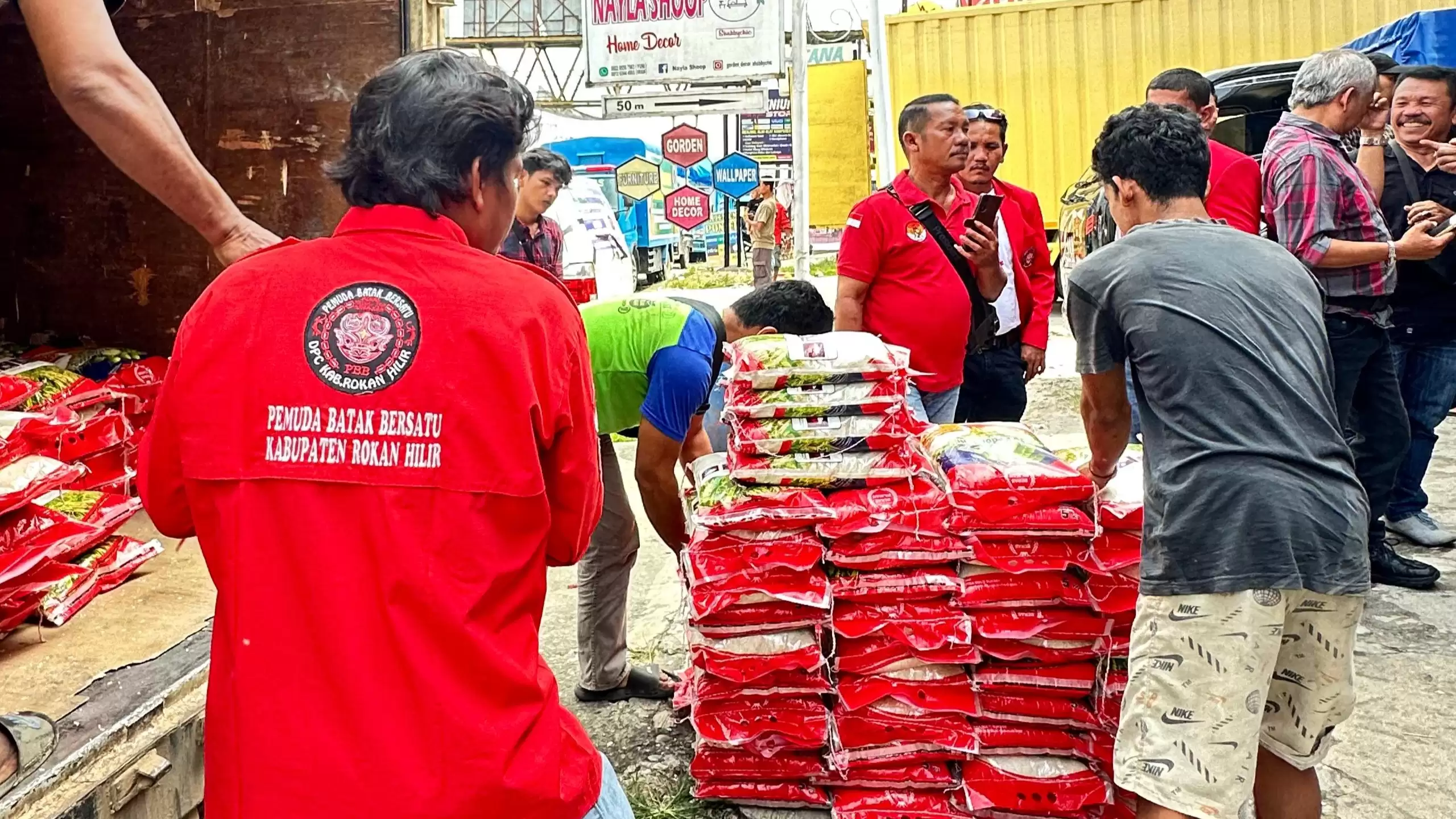 Kadisperindag Rohil Dampingi Bupati Lepas Bantuan PBB untuk Korban Bencana di Sumatera