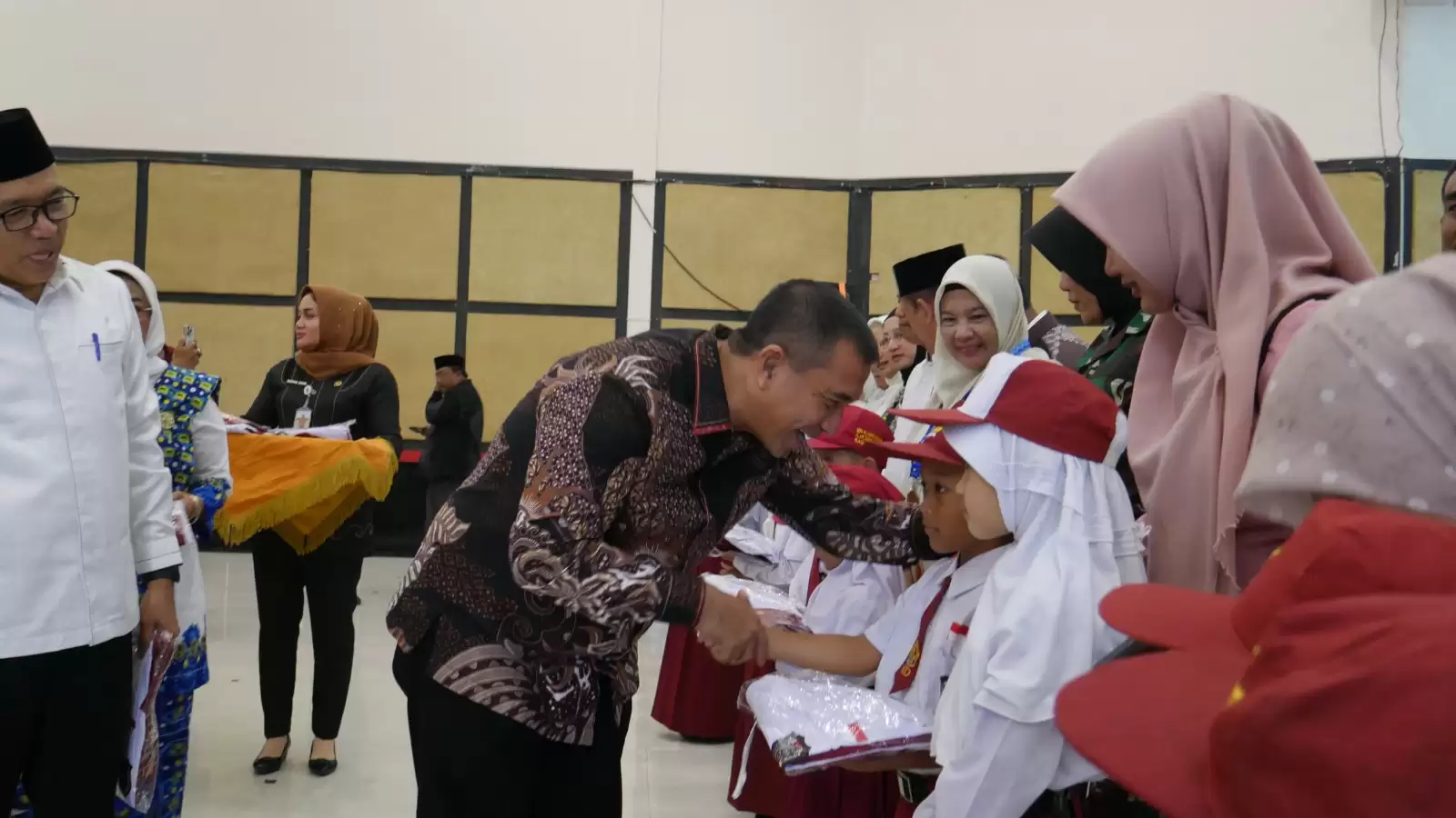 Disdikbud Rohil Jelaskan Program Seragam SD-SMP Gratis, Akui Ada Hambatan Teknis Saat Seremonial di Bagan Batu