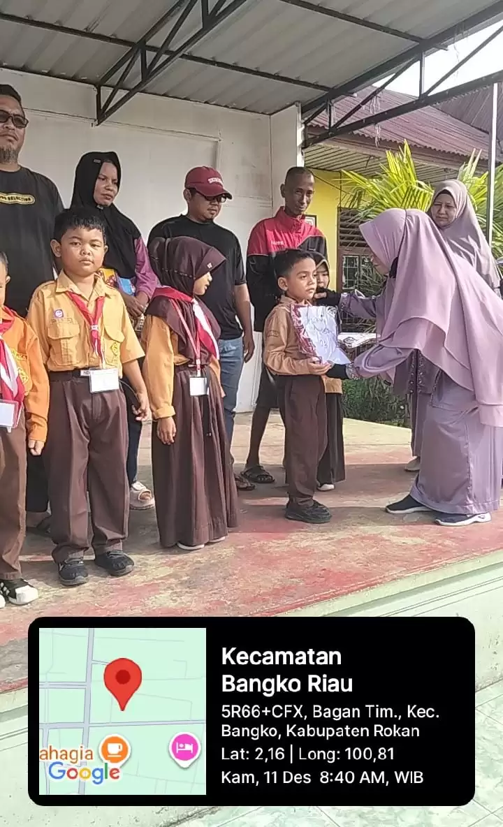 SDN 004 Bagan Timur Bagikan Seragam Gratis, Kepala Sekolah Sampaikan Terima Kasih kepada Bupati dan Wakil Bupati