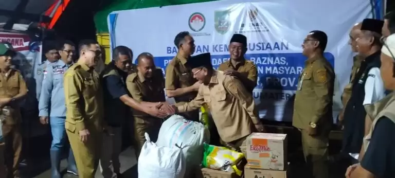 Bupati Rohil Terjun Langsung Serahkan Bantuan Kemanusiaan untuk Korban Bencana Hidrometeorologi di Solok