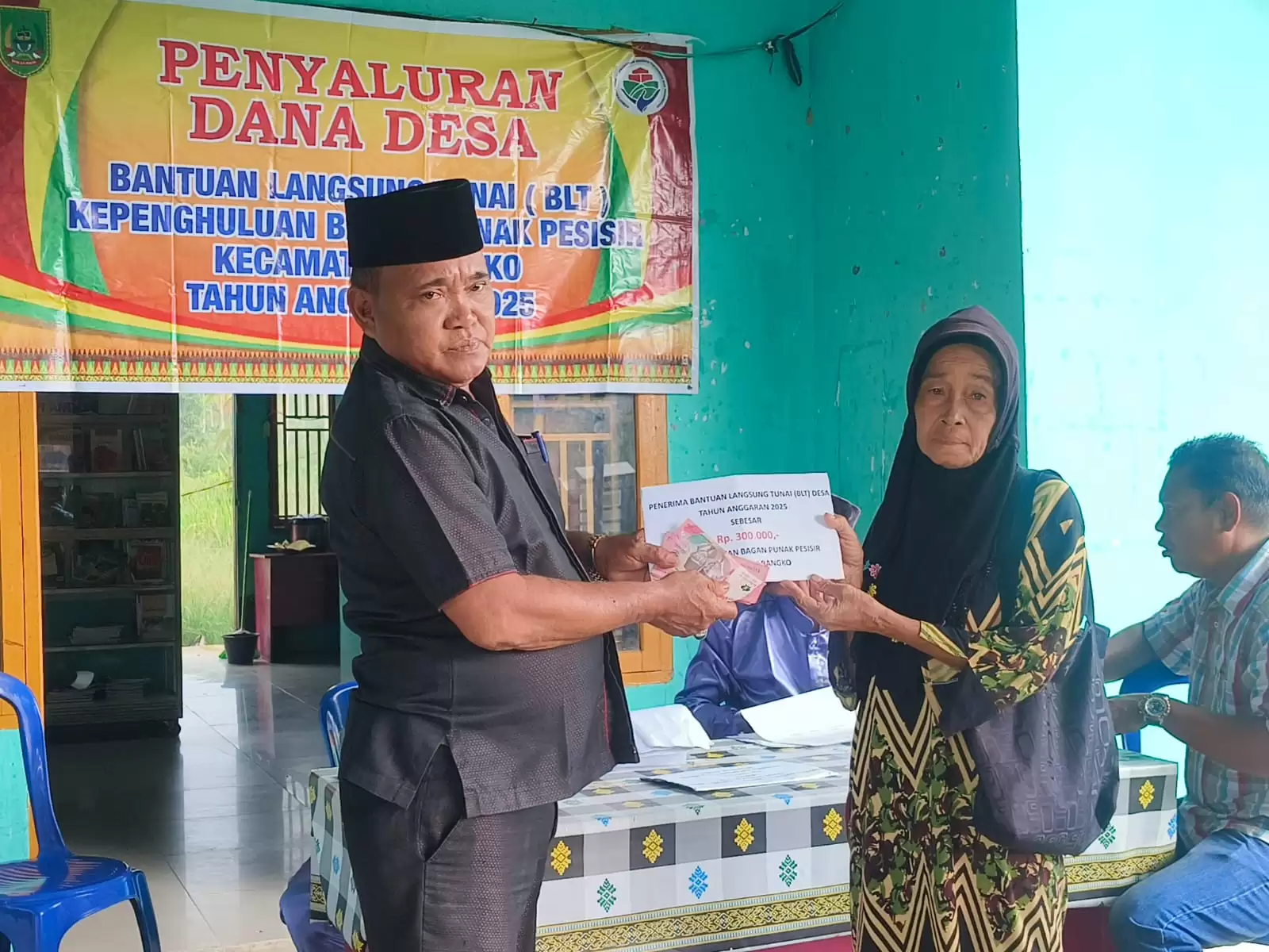 Kepenghuluan Bagan Punak Pesisir Salurkan BLT Desa Enam Bulan Sekaligus kepada Warga