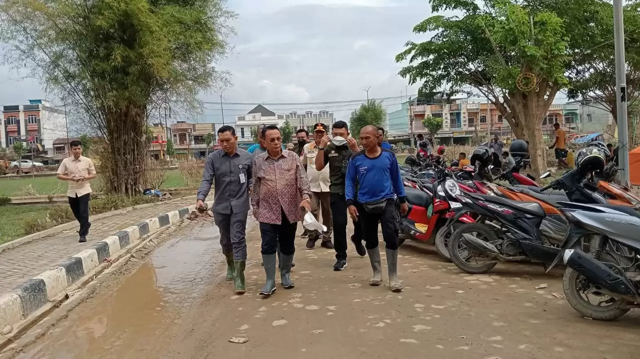 Tiba ke Aceh Taming, Bupati Rohil Antar Langsung Bantuan Kemanusiaan bagi Korban Banjir di Sana