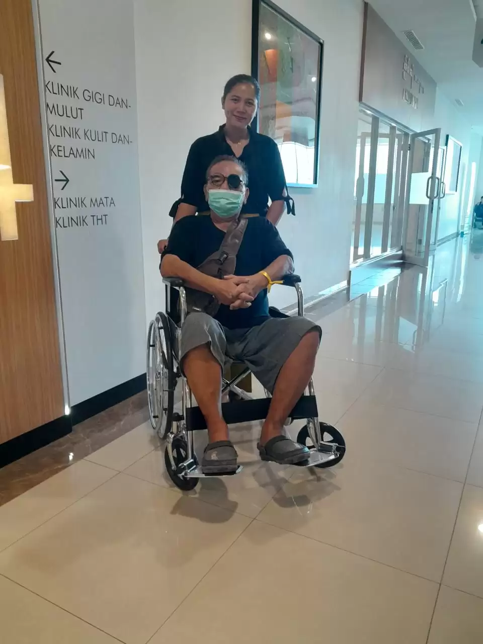 Memberi bantuan Kursi roda kepada Difable