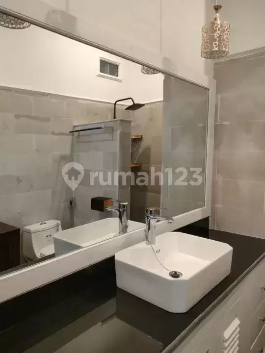 Villa Modern 5 Kamar Tidur Cocok untuk Hunian Pribadi dan Bisnis Dekat Pusat Lovina