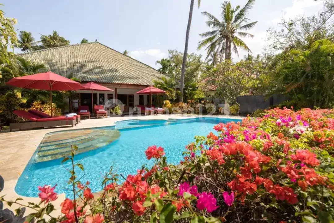 Villa Beachfront dengan Pemandangan Laut dan Sawah di Seririt, Bali Utara