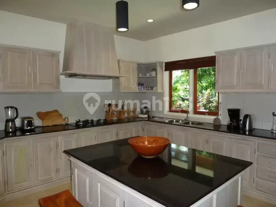 Villa Beachfront dengan Pemandangan Laut dan Sawah di Seririt, Bali Utara