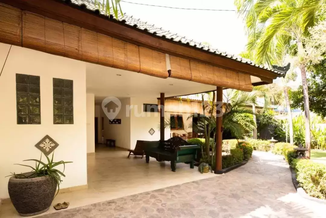 Villa Beachfront dengan Pemandangan Laut dan Sawah di Seririt, Bali Utara