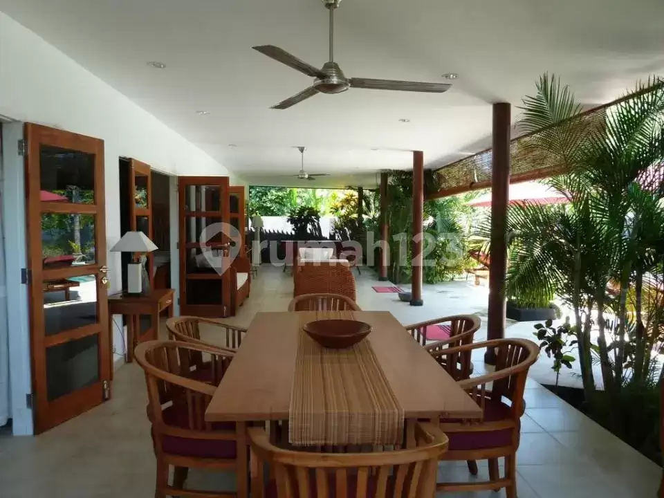 Villa Beachfront dengan Pemandangan Laut dan Sawah di Seririt, Bali Utara