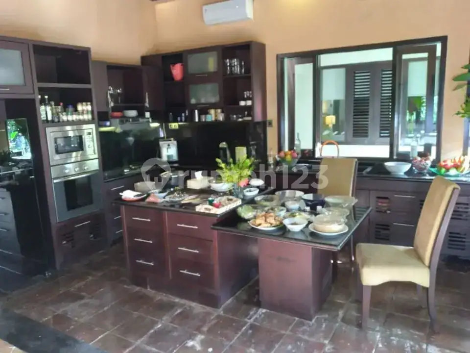 Villa Riverside Eksklusif 6 Kamar Tidur di Tanah Lot dengan Suasana Tenang dan Mewah