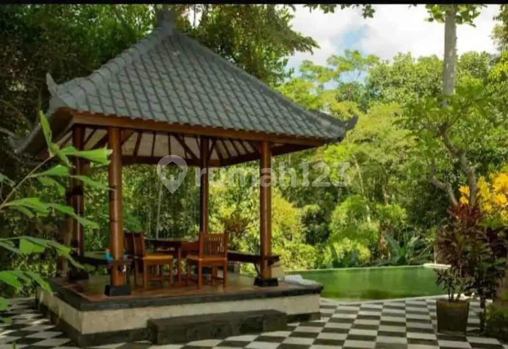 Villa Riverside Eksklusif 6 Kamar Tidur di Tanah Lot dengan Suasana Tenang dan Mewah