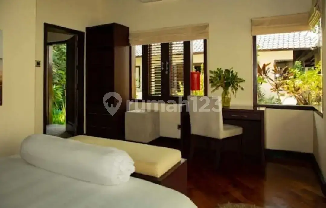 Villa Riverside Eksklusif 6 Kamar Tidur di Tanah Lot dengan Suasana Tenang dan Mewah