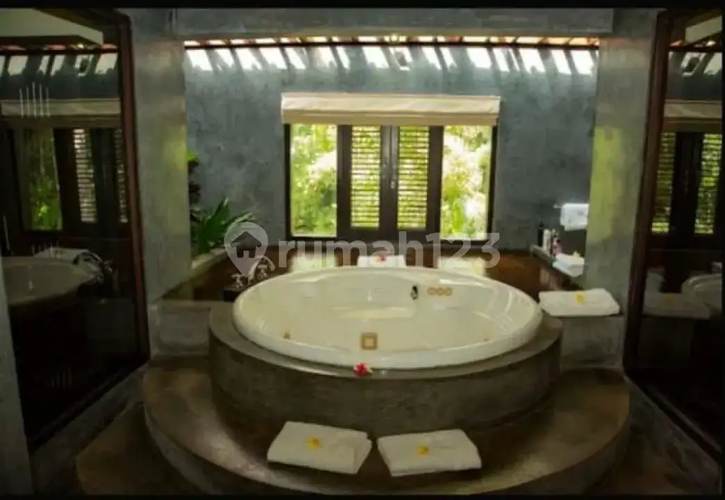 Villa Riverside Eksklusif 6 Kamar Tidur di Tanah Lot dengan Suasana Tenang dan Mewah