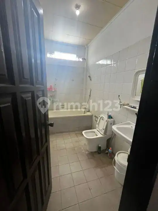 Villa Modern 2 Lantai di Denpasar Timur Dekat Pantai Padang Galak