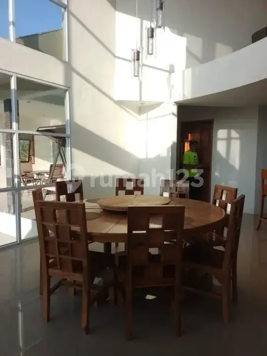 Villa 4 Kamar Tidur dengan View Fantastis dan Akses Jalan Utama di Lovina