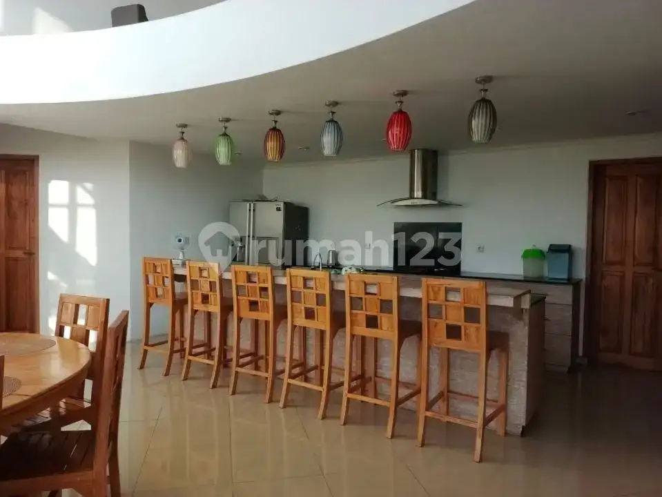Villa 4 Kamar Tidur dengan View Fantastis dan Akses Jalan Utama di Lovina