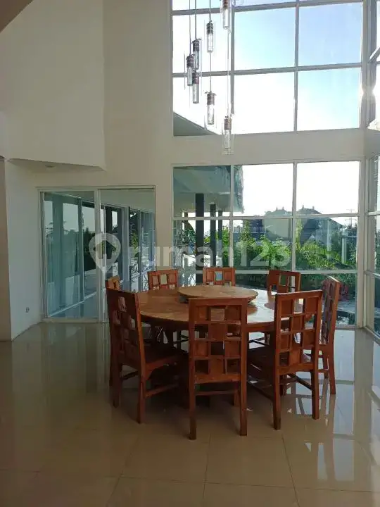 Villa 4 Kamar Tidur dengan View Fantastis dan Akses Jalan Utama di Lovina