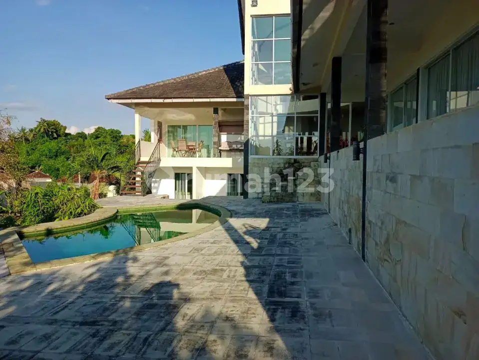 Villa 4 Kamar Tidur dengan View Fantastis dan Akses Jalan Utama di Lovina