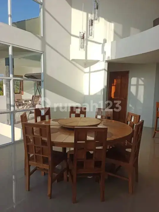 Villa 4 Kamar Tidur dengan View Fantastis dan Akses Jalan Utama di Lovina