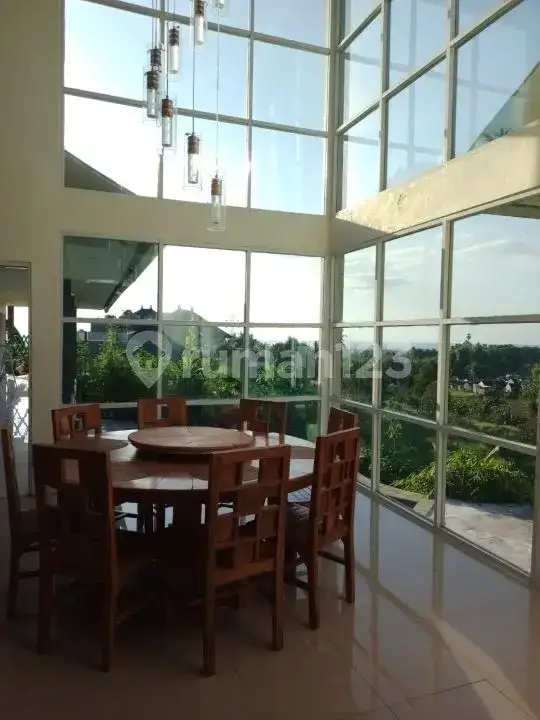 Villa 4 Kamar Tidur dengan View Fantastis dan Akses Jalan Utama di Lovina