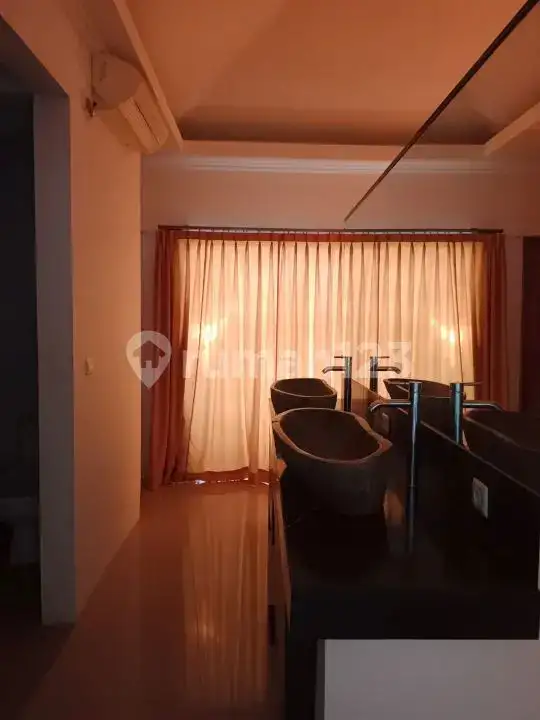 Villa 4 Kamar Tidur dengan View Fantastis dan Akses Jalan Utama di Lovina