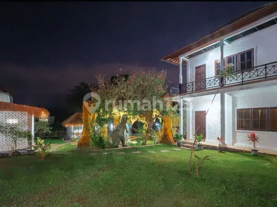 Villa Modern 7 Kamar Tidur Dengan Lahan Luas