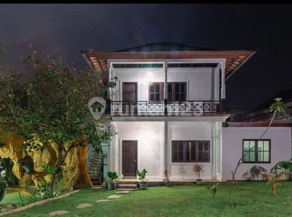 Villa Modern 7 Kamar Tidur Dengan Lahan Luas