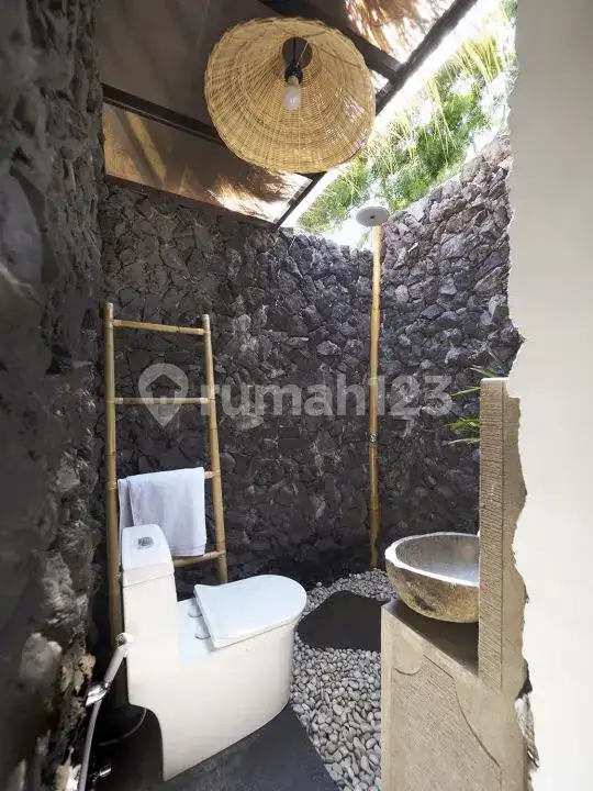 Villa Modern 7 Kamar Tidur Dengan Lahan Luas