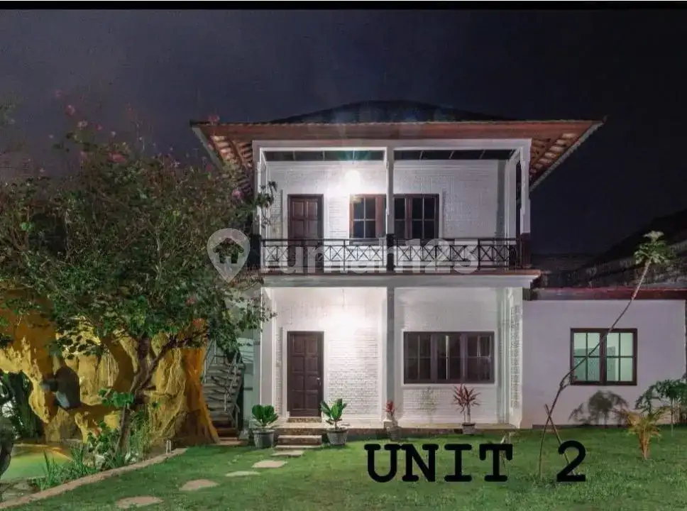 Villa Modern 7 Kamar Tidur Dengan Lahan Luas