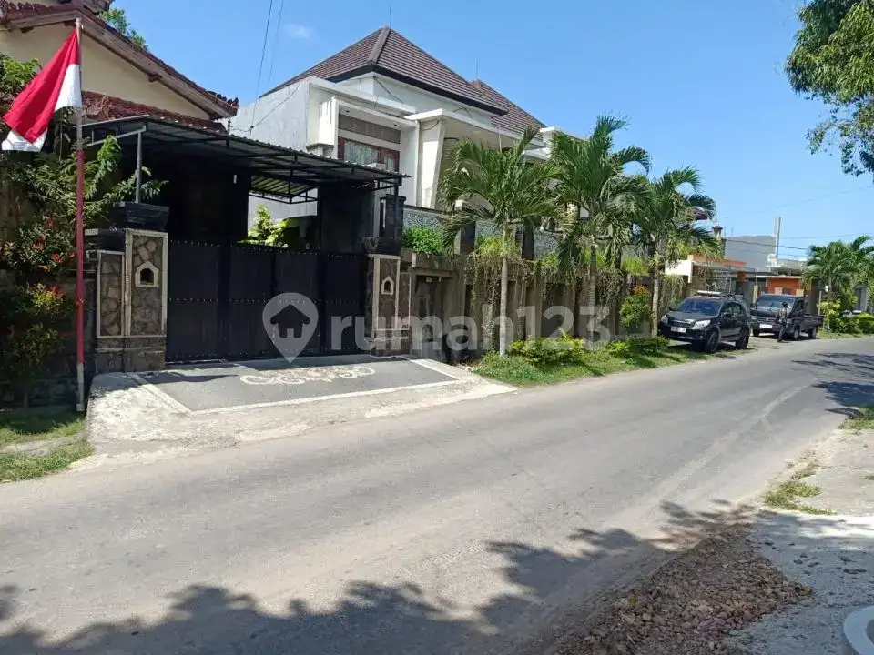 Tanah Dengan Pemandangan Sawah Terasering Dan Pegunungan Di Jalan Aspal Karangasem