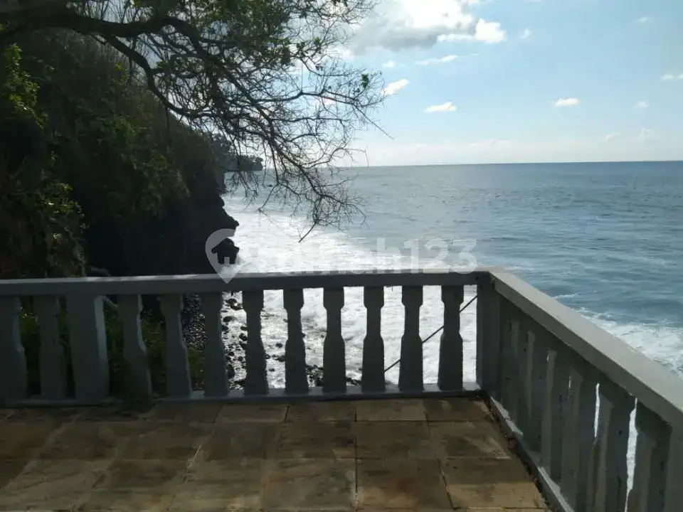 Resor Kecil Tepi Pantai di Karangasem