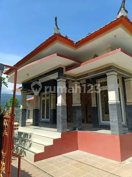 Villa 3 Kamar Tidur Jarak Jalan Kaki ke Pantai dengan View Bukit dan Sawah di Lovina Bali