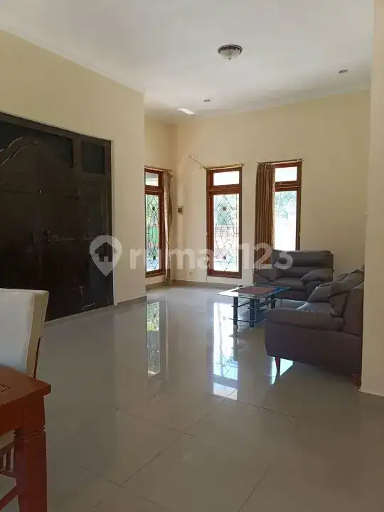 Villa 3 Kamar Tidur Jarak Jalan Kaki ke Pantai dengan View Bukit dan Sawah di Lovina Bali