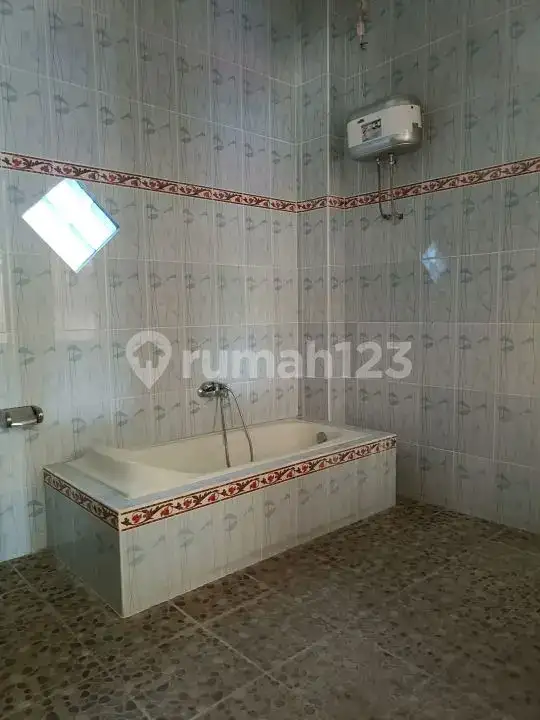 Villa 3 Kamar Tidur Jarak Jalan Kaki ke Pantai dengan View Bukit dan Sawah di Lovina Bali