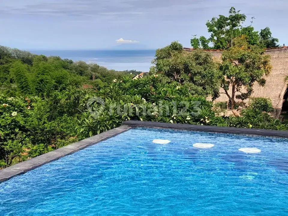 Villa 3 Kamar Tidur dengan Lahan Luas dan Pemandangan Laut di Lovina