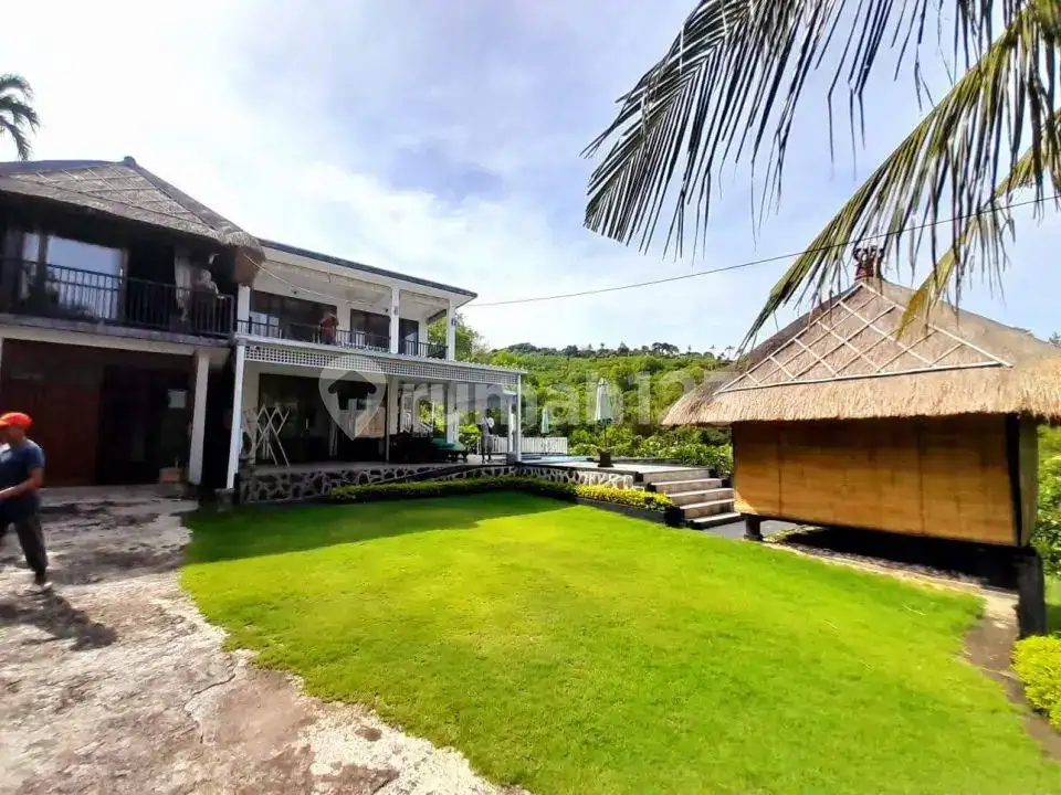 Villa 3 Kamar Tidur dengan Lahan Luas dan Pemandangan Laut di Lovina