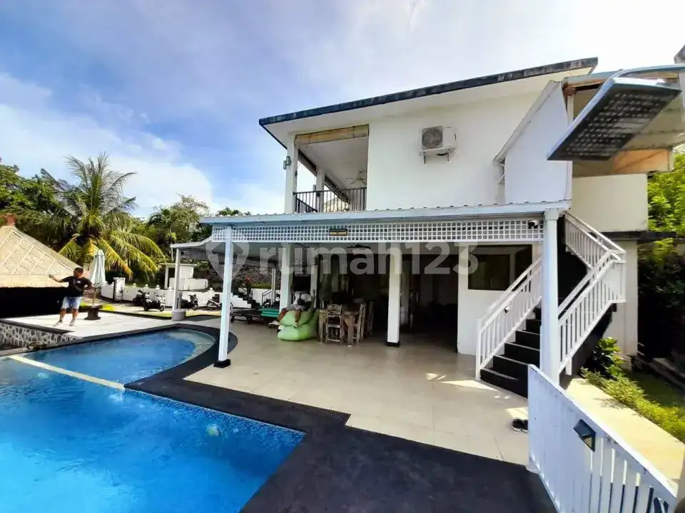 Villa 3 Kamar Tidur dengan Lahan Luas dan Pemandangan Laut di Lovina