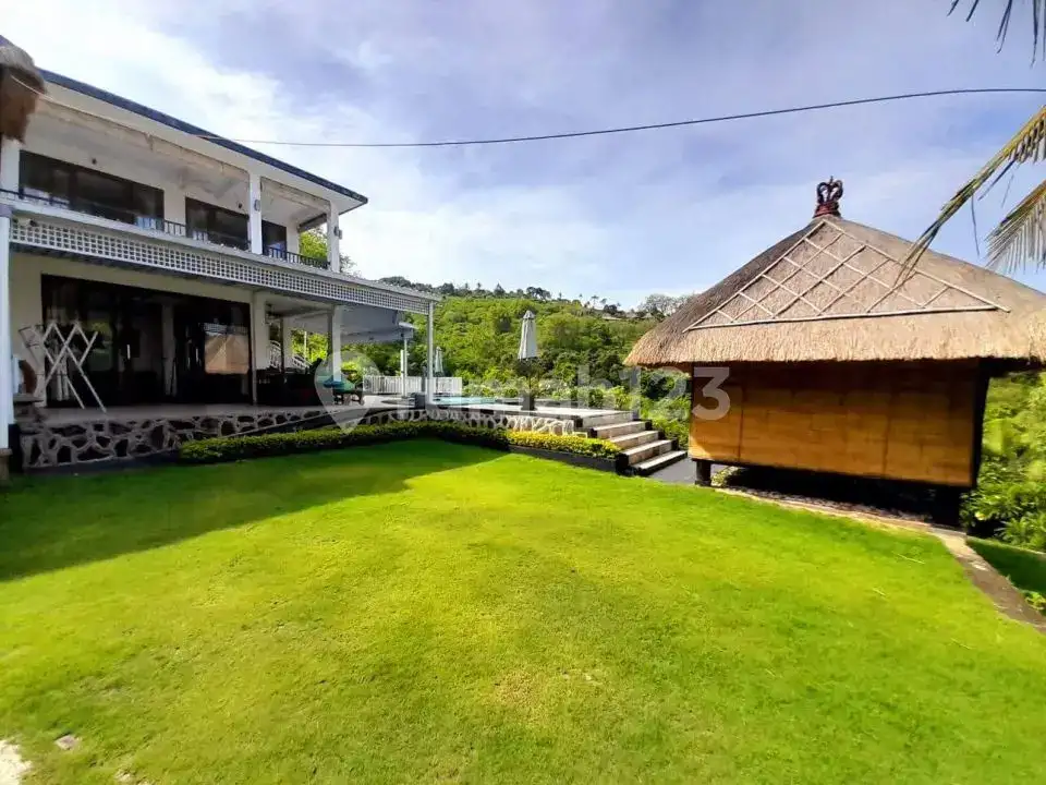 Villa 3 Kamar Tidur dengan Lahan Luas dan Pemandangan Laut di Lovina