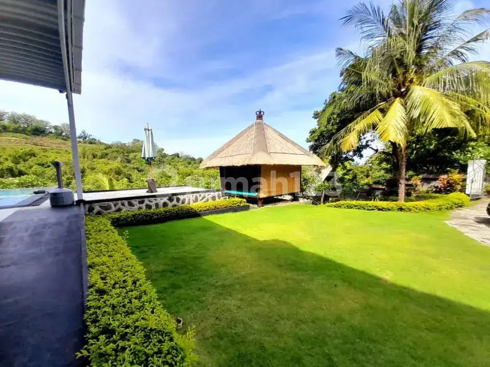 Villa 3 Kamar Tidur dengan Lahan Luas dan Pemandangan Laut di Lovina