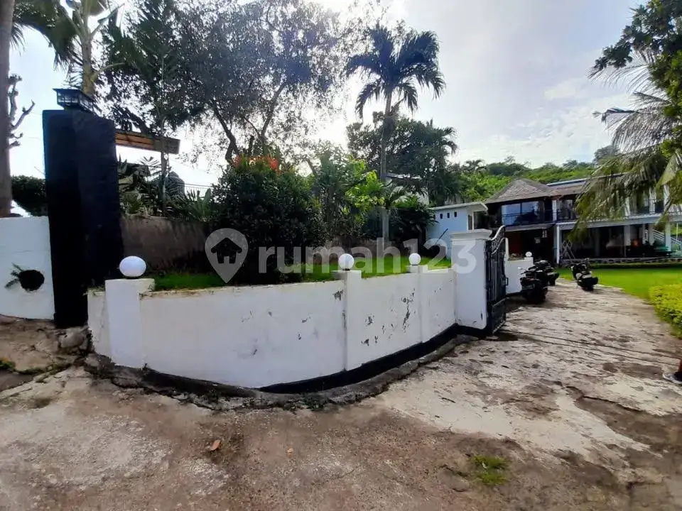 Villa 3 Kamar Tidur dengan Lahan Luas dan Pemandangan Laut di Lovina