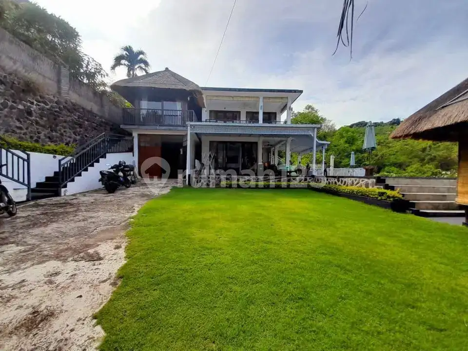 Villa 3 Kamar Tidur dengan Lahan Luas dan Pemandangan Laut di Lovina