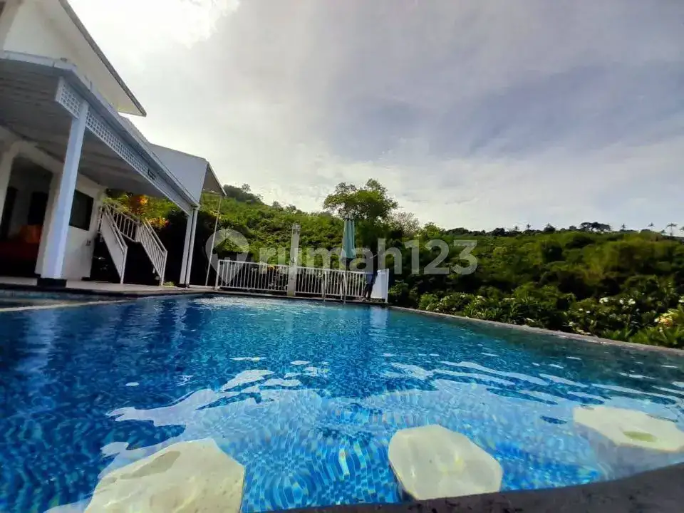 Villa 3 Kamar Tidur dengan Lahan Luas dan Pemandangan Laut di Lovina