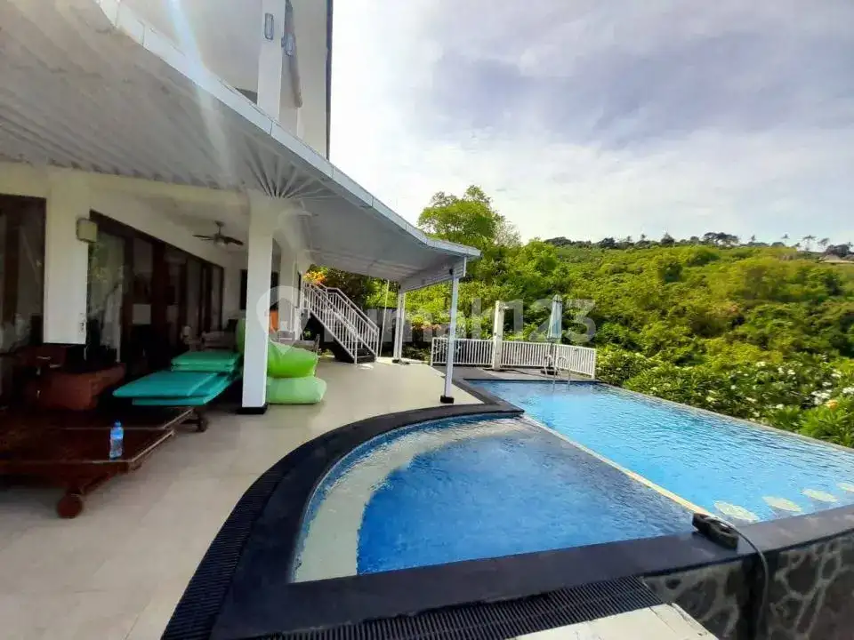 Villa 3 Kamar Tidur dengan Lahan Luas dan Pemandangan Laut di Lovina