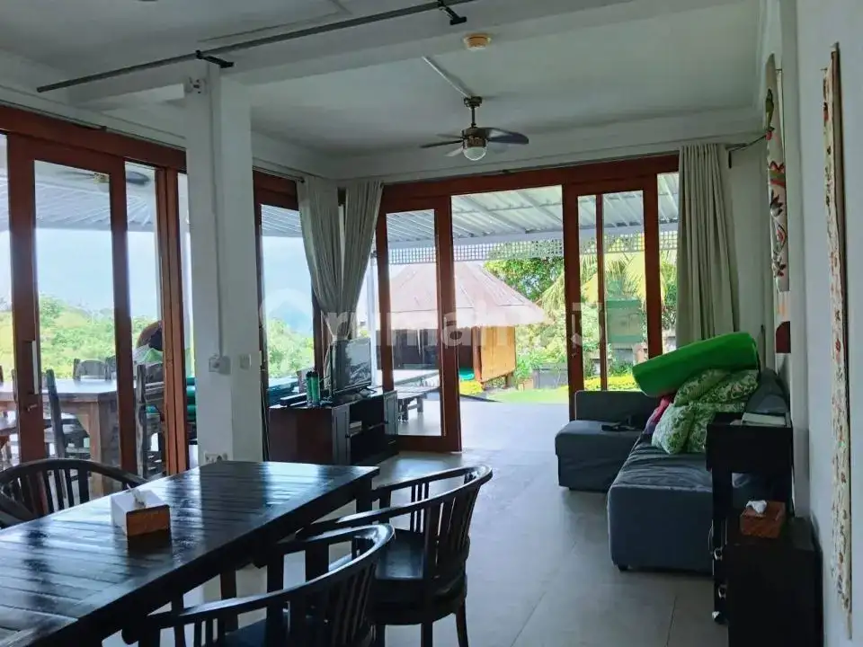 Villa 3 Kamar Tidur dengan Lahan Luas dan Pemandangan Laut di Lovina