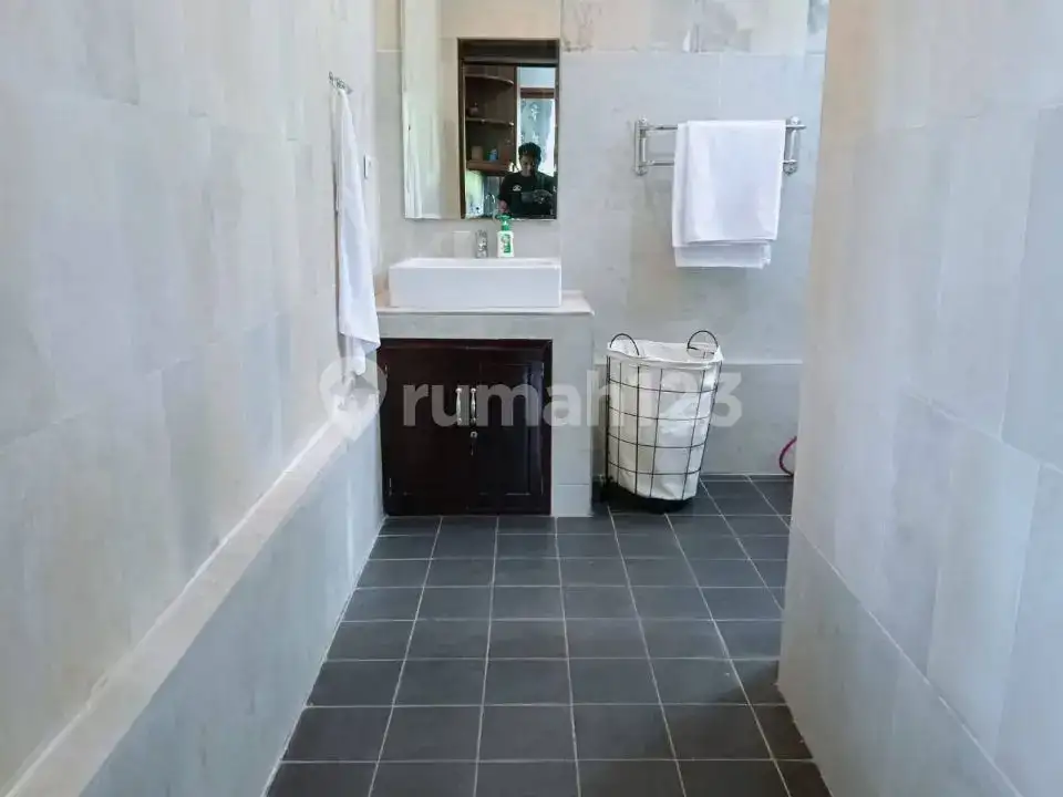 Villa 3 Kamar Tidur dengan Lahan Luas dan Pemandangan Laut di Lovina