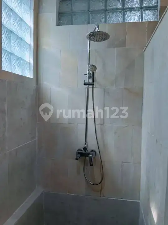 Villa 3 Kamar Tidur dengan Lahan Luas dan Pemandangan Laut di Lovina
