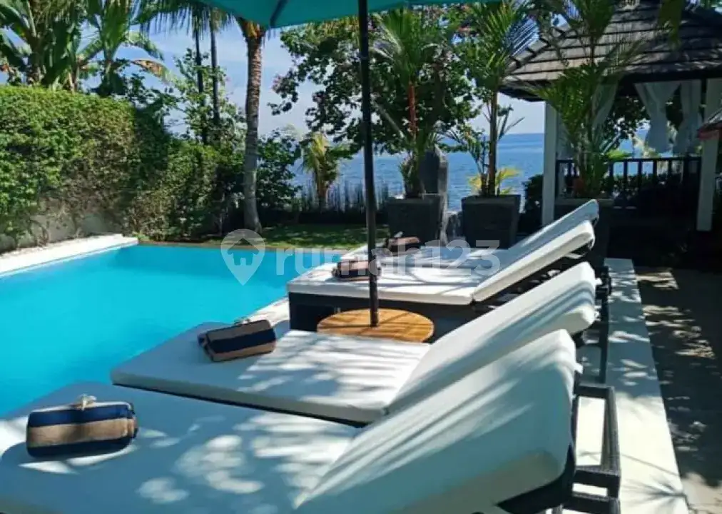 Villa Mewah Tepi Pantai di Lovina dengan Pemandangan Sunset