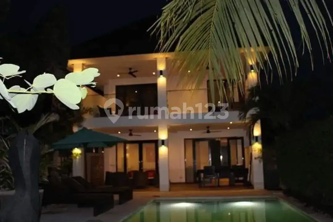 Villa Mewah Tepi Pantai di Lovina dengan Pemandangan Sunset