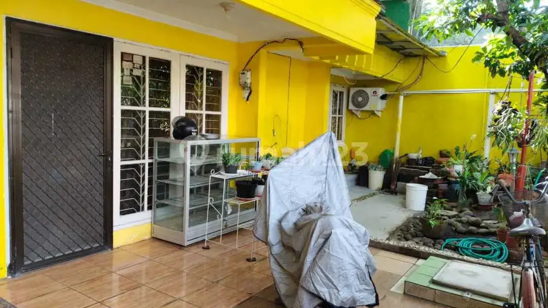 Rumah 2 Lantai 4 Kamar Tidur di Pondok Candra Surabaya Dekat Fasilitas Umum