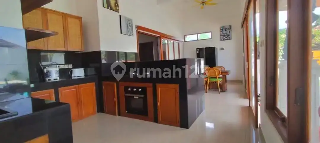 Villa 4 Kamar Tidur Walking Distance ke Central Lovina dengan View Sawah dan Pegunungan
