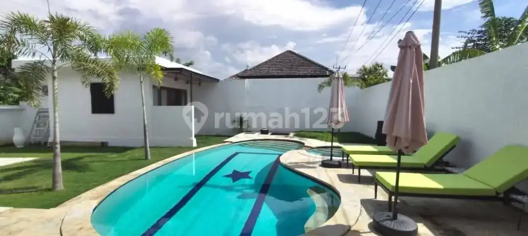 Villa 4 Kamar Tidur Walking Distance ke Central Lovina dengan View Sawah dan Pegunungan